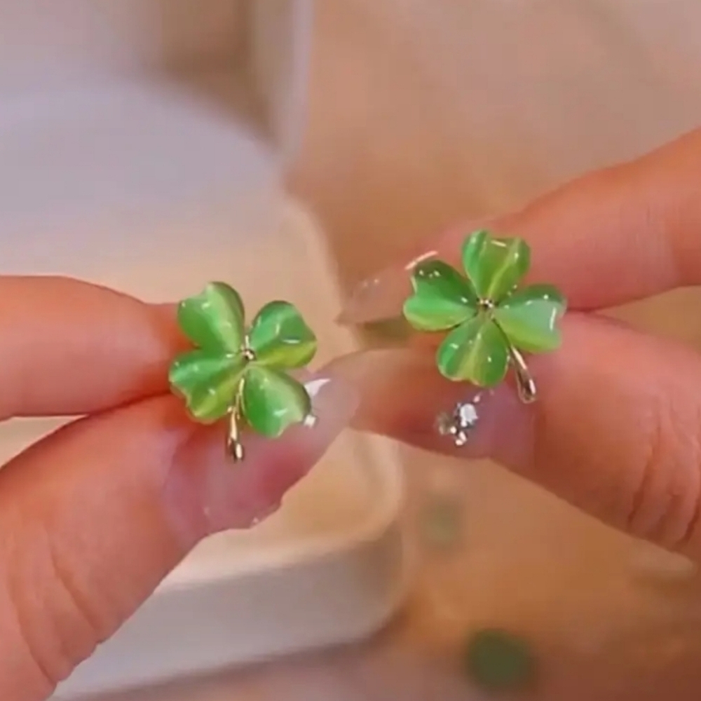 NEW! Lucky Clover Stud Earrings - Picture 5 of 6